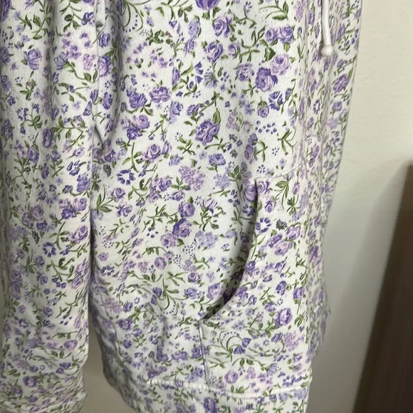 Teddy Fresh sz M purple and white floral pullover hoodie with kangaroo pocket - Picture 3 of 9